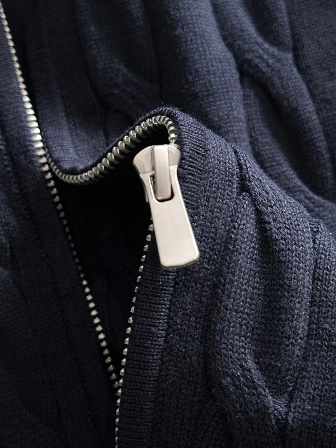 Next day shipping P460 Big Goose 2025 official website latest winter sweater, popular items are on sale at the counter simultaneously! Specially made of wool blended fabric. It feels comfortable and can be directly in contact with the skin. The logo badge is exquisitely embroidered, which is extremely eye-catching! The details highlight the fashionable charm of big brands. Exquisite workmanship. Three-dimensional cutting style. The wearing effect is invincible and handsome! All three standards are complete! Size: M-3XL